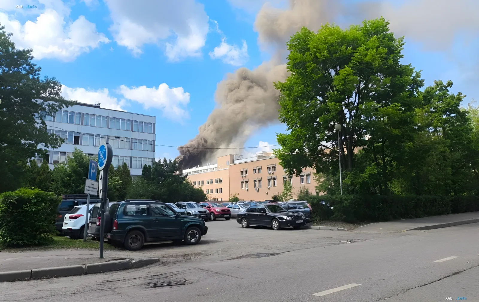 Густой дым поднимается над зданием ЦНИИмаш в Королеве во время крупного пожара на территории научно-исследовательского института «Роскосмоса»