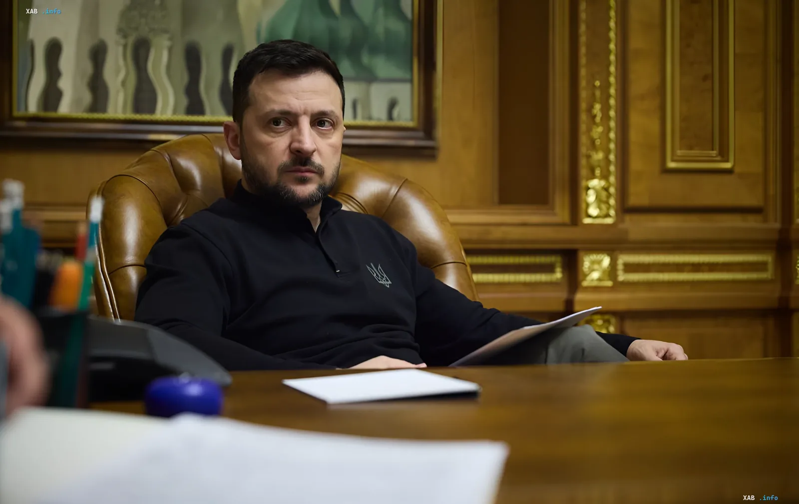Президент України Володимир Зеленський у кабінеті, на фоні — символи влади; ілюстрація до статті про рейтинг довіри