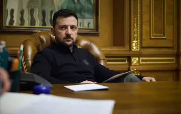 Президент України Володимир Зеленський у кабінеті, на фоні — символи влади; ілюстрація до статті про рейтинг довіри