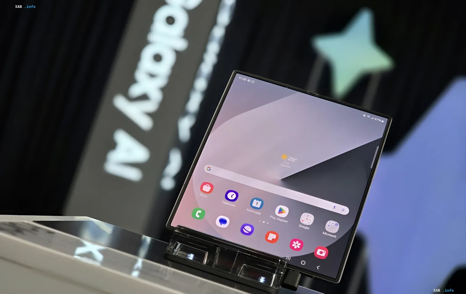 Samsung Galaxy Z Fold с экраном без складки, демонстрирующий революционное стекло CTG для Galaxy Fold 9