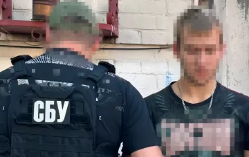 SBU-Beamte mit festgenommenem FSB-Agenten, der Raketen auf Kiew gelenkt hat