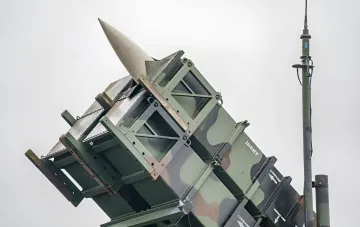 Patriot-Rakete auf einer Startanlage: ein Schlüsselelement des Luftabwehrsystems im Kontext der gemeinsamen Produktion durch die USA und die Ukraine