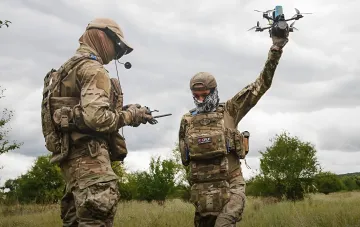 Украинские военные операторы беспилотников готовят дрон к вылету для удара по энергетической инфраструктуре Крыма