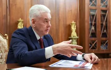 Сергій Собянін за робочим столом обговорює зростання атак дронів на Москву