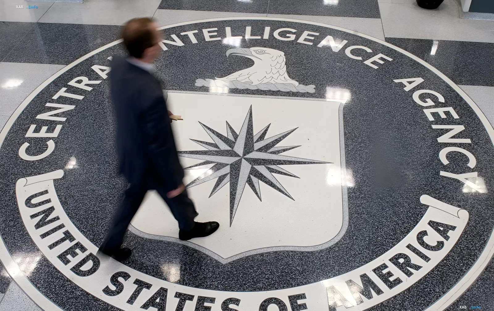 Ein CIA-Mitarbeiter geht am Logo der Agentur auf dem Boden vorbei, was die Vorbereitung auf neue Operationen in Kuba symbolisiert