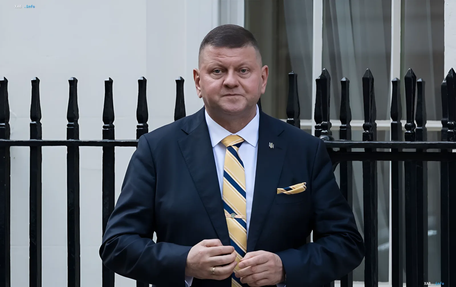Генерал Валерий Залужный в деловом костюме с украинским триколором на галстуке, символизирующим позицию Украины по НАТО