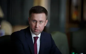Украинский чиновник в костюме обсуждает стратегию защиты складов от ракетных ударов