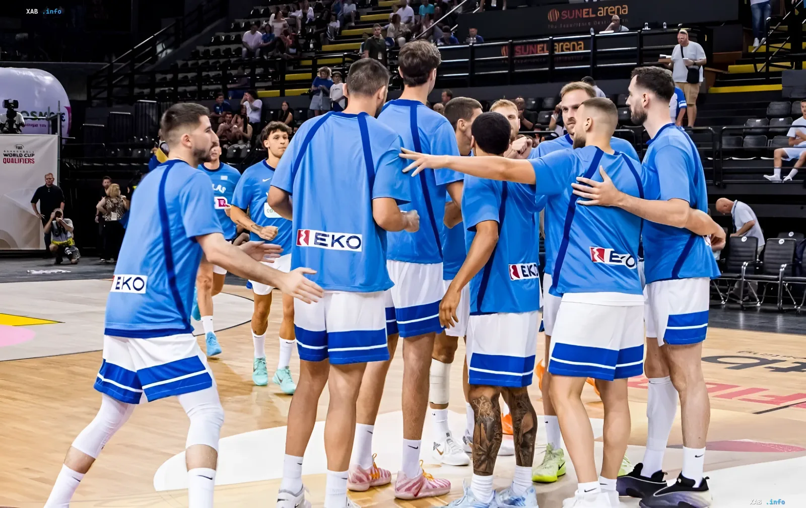 Griechische Basketball-Nationalmannschaft in blauen Trikots mit EKO-Logo auf der SUNEL Arena in Riga vor dem WM-Qualifikationsspiel 2027 gegen die Ukraine