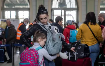 Украинская женщина с ребенком в очереди в польском офисе, обновляющая документы для продления статуса PESEL UKR до 31 августа 2026 года