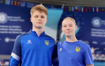 Украинские прыгуны в воду Байло и Середа в синих спортивных костюмах с гербом Украины, завоевавшие золото на чемпионате Европы в Париже
