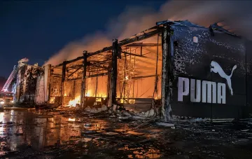 Логістичний центр PUMA в Україні після масованої атаки: будівля в полум'ї, наслідки руйнування та дефіцит товарів