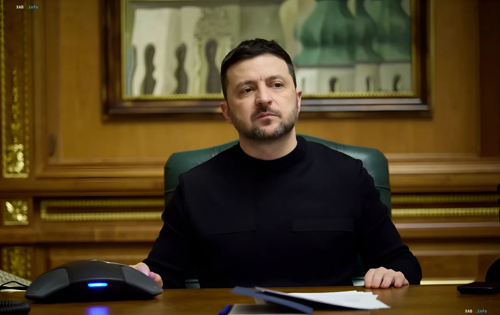Президент Украины Владимир Зеленский за рабочим столом, обсуждая сокращение поставок ракет ПВО от Запада