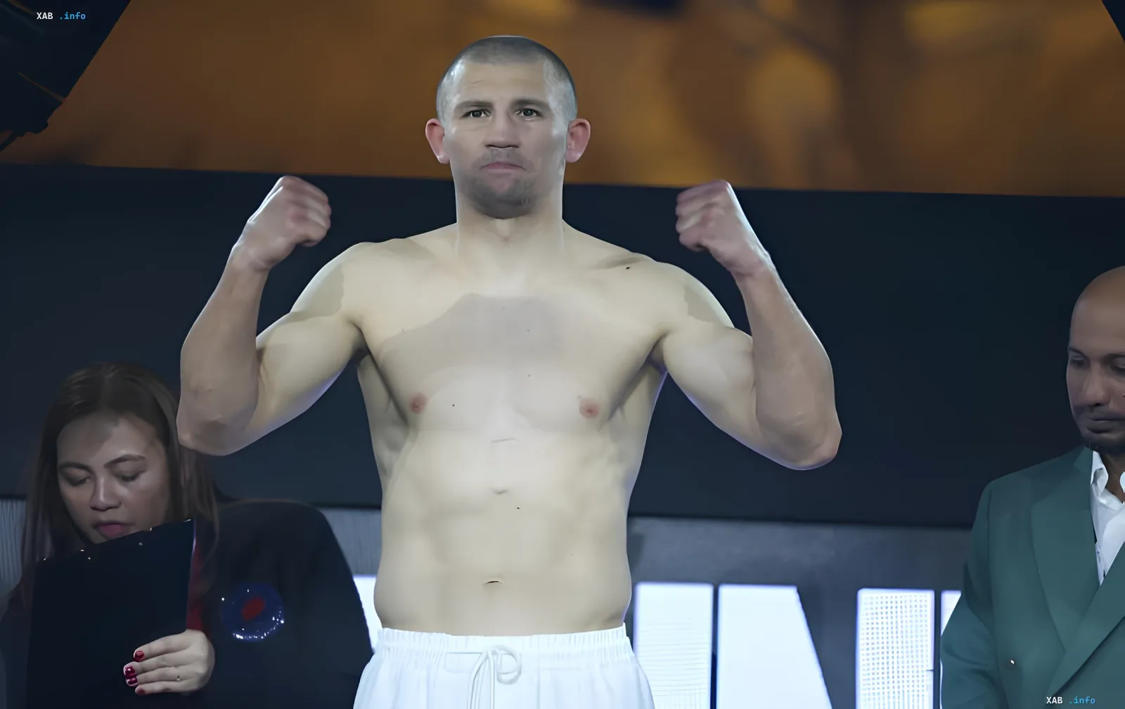 Олімпійський чемпіон Олександр Хижняк демонструє фізичну форму на зважуванні перед боєм у Львові