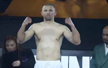 Олімпійський чемпіон Олександр Хижняк демонструє фізичну форму на зважуванні перед боєм у Львові