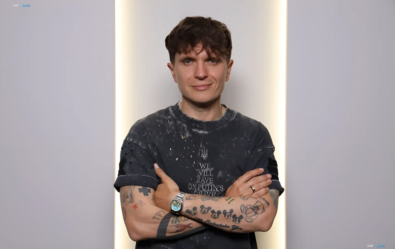 DJ Anatolich in einem T-Shirt mit einer Kriegsnachricht, diskutiert Loboda und Beziehungen zur Familie von Zelensky