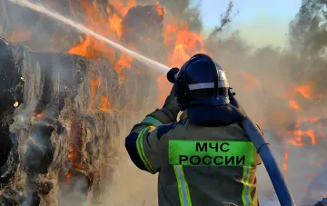 Russischer EMERCOM-Feuerwehrmann löscht ein großes Feuer an einer Ölraffinerie in Jaroslawl nach einem Drohnenangriff