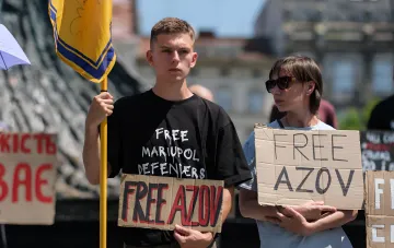 Protest mit Schildern 'Free Azov' und 'Free Mariupol Defenders': Teilnehmer fordern Freilassung von Azov-Kämpfern, die nach angeblich fingierten Anklagen verurteilt wurden