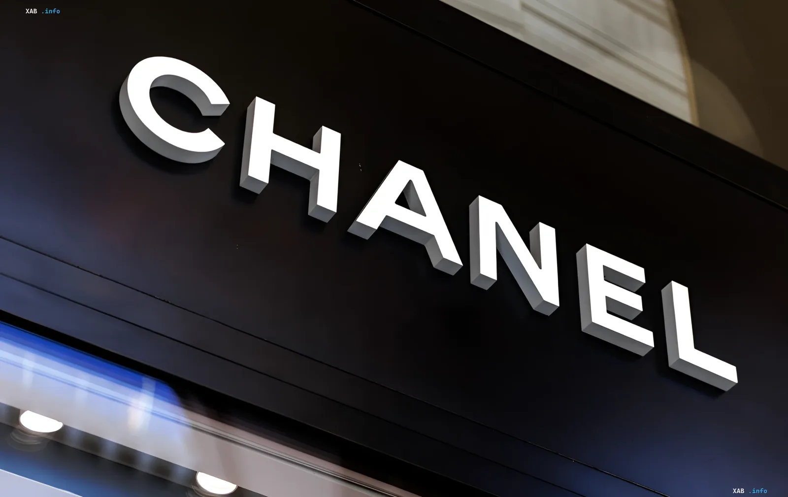 Логотип Chanel на фасаді бутика, що символізує лідерство бренду в рейтингу Lyst Index II квартал 2026