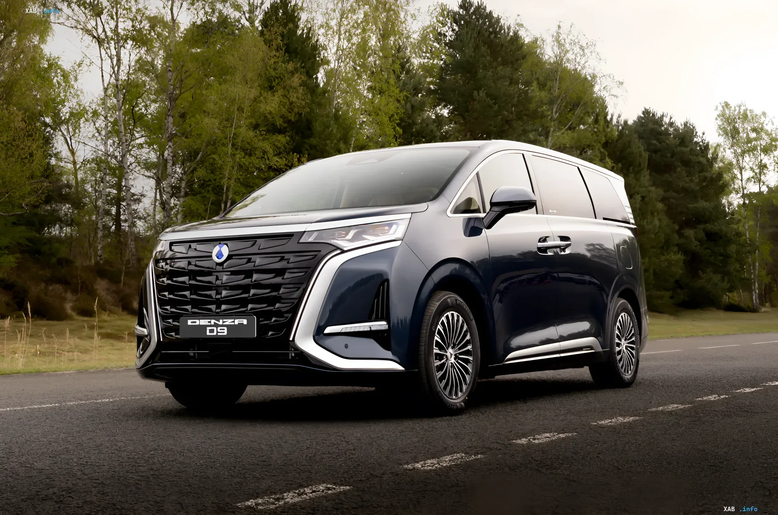 Синий премиальный минивэн Denza D9 от BYD на европейской дороге