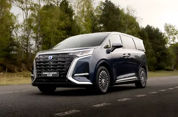 Синий премиальный минивэн Denza D9 от BYD на европейской дороге