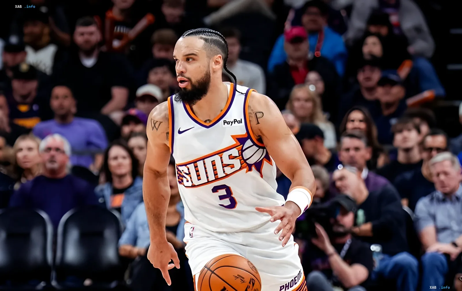 Dillon Brooks im Trikot der Phoenix Suns mit der Nummer 3 auf dem Spielfeld während eines Spiels