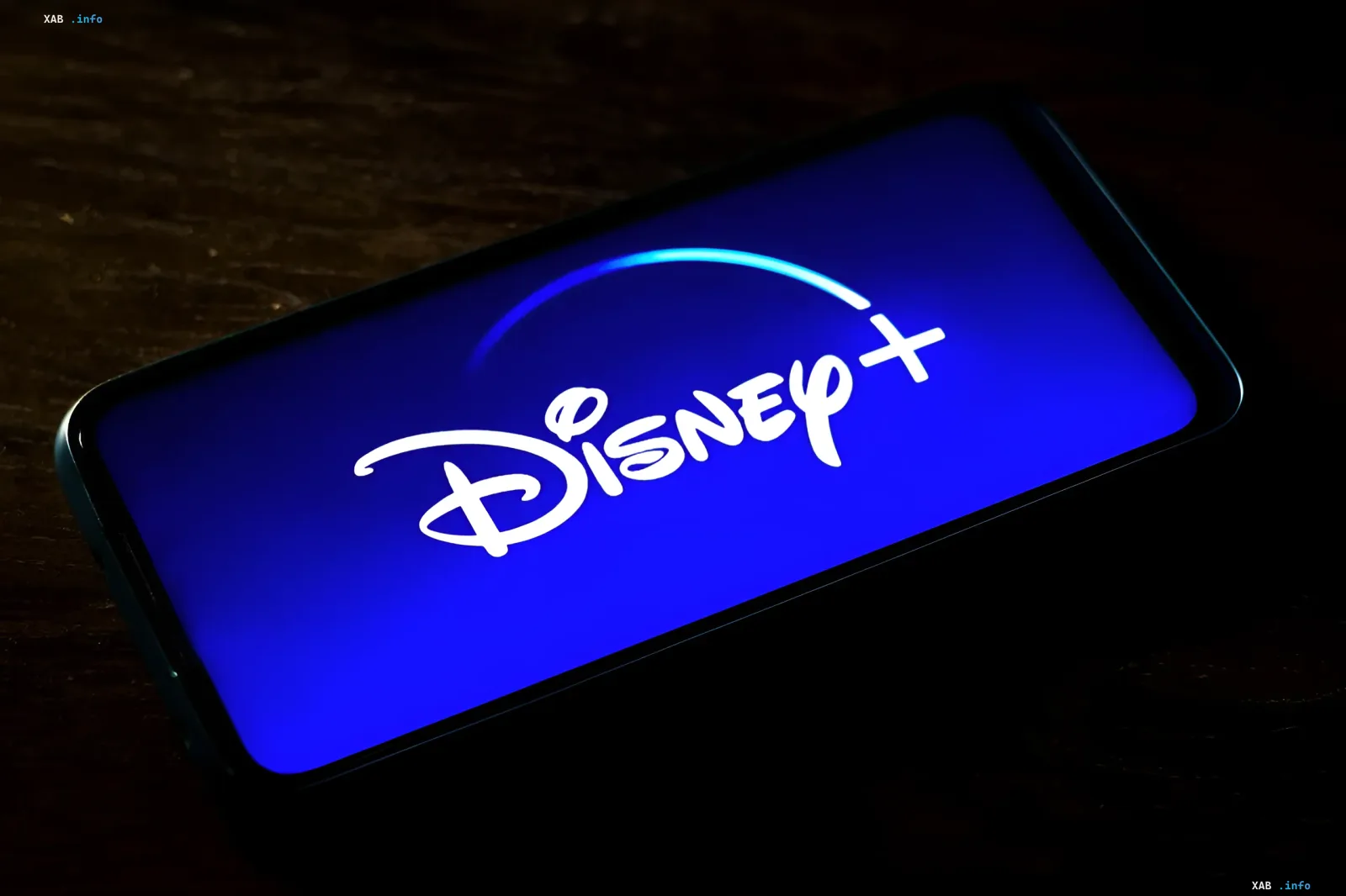 Логотип Disney+ на екрані смартфона, що символізує цифровий контент у боротьбі за увагу аудиторії