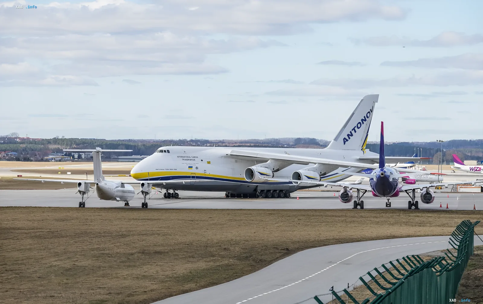 Frachtflugzeug Antonow An-124 auf dem Vorfeld des Leipziger Flughafens – Ort des Drohnen-Vorfalls