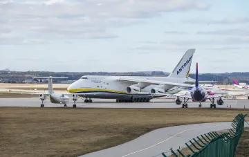 Грузовой самолет Ан-124 «Антонов» на стоянке в аэропорту Лейпцига — место инцидента с дронами
