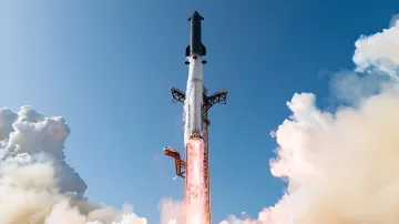 Ракета-носій Starship компанії SpaceX під час старту з пускової майданчики, що символізує революційний ріст космічних вантажоперевезень, анонсований Ілоном Маском