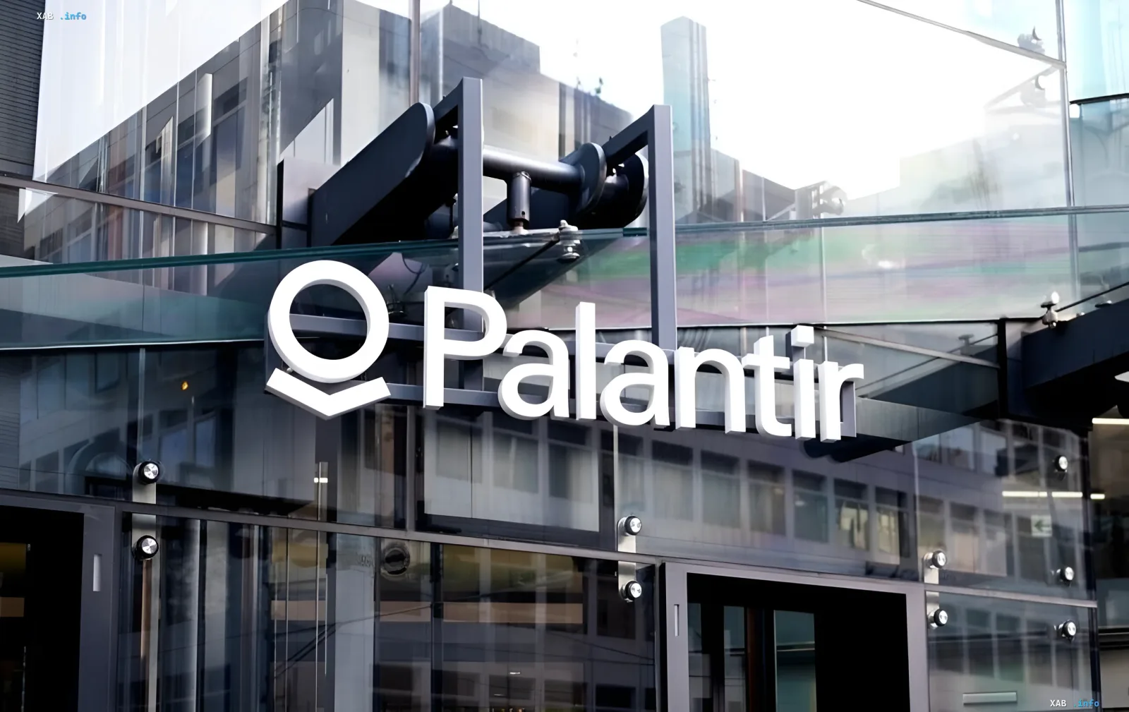 Логотип компании Palantir на фасаде современного здания, символизирующий влияние американского ПО в Европе