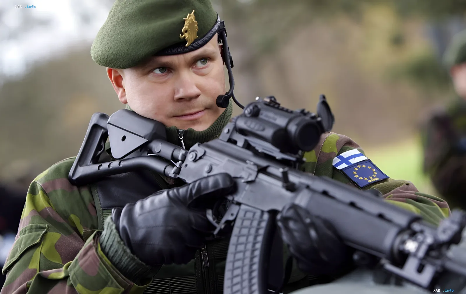 Finnischer Soldat mit Gewehr in Tarnanzug und Barett, der die Verteidigung in sumpfigem Gelände symbolisiert