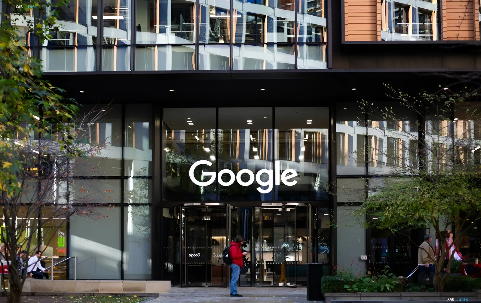 Фасад современного офисного здания Google с логотипом на стекле, символизирующий эру, которая заканчивается с переходом на Gemini