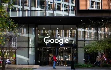 Moderne Glasfassade eines Google-Bürogebäudes mit dem Logo, das das Zeitalter symbolisiert, das mit dem Übergang zu Gemini endet