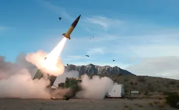 Запуск ракети Patriot з мобільного пускового комплексу в пустелі, що ілюструє проблему дефіциту високоточних ракет США у конфлікті з Іраном