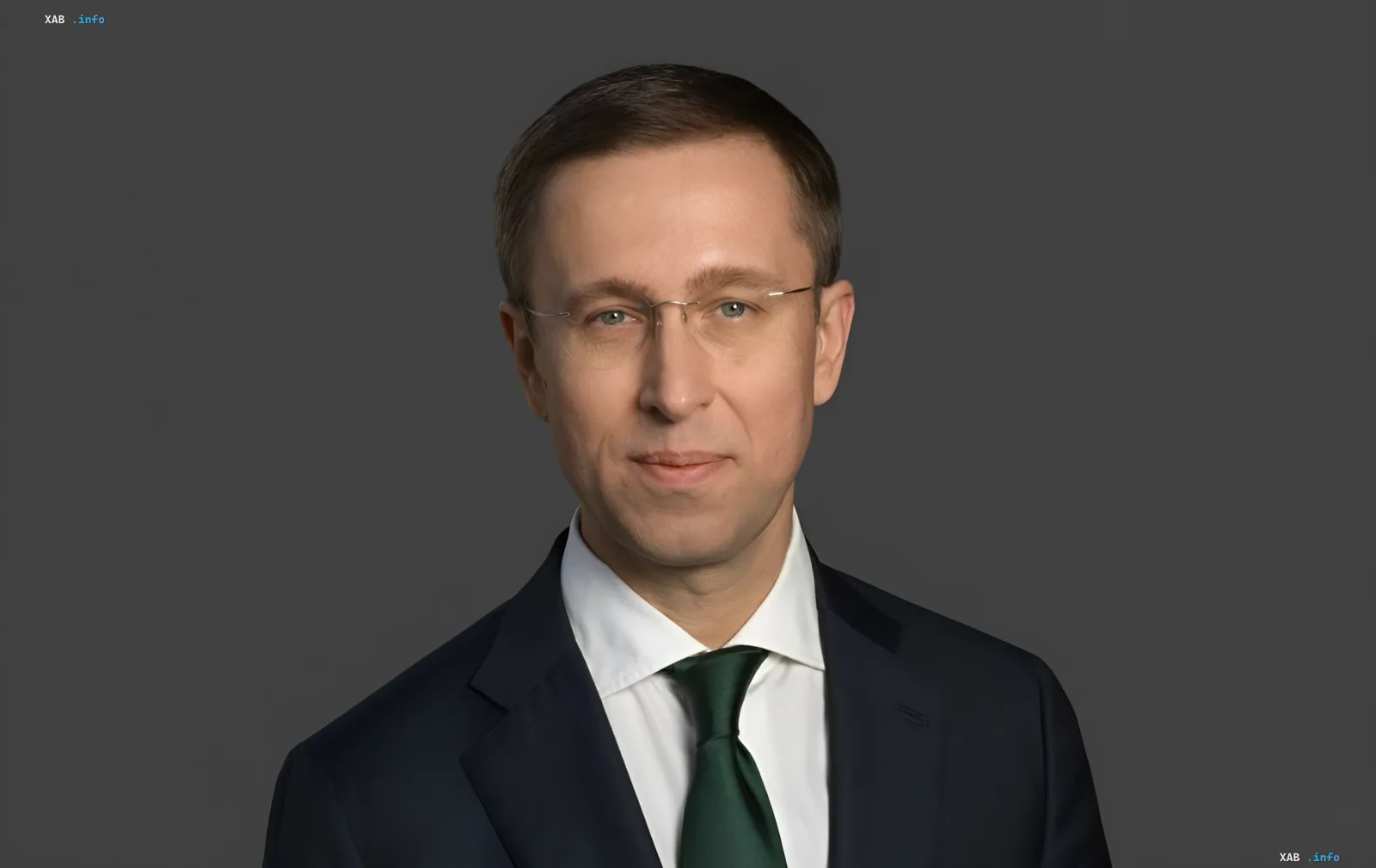 Bildungsminister der Ukraine im Anzug, der den Schulbereitschaftsplan für den 1. September 2026 mit Fokus auf Sicherheit und Lehrbücher genehmigt
