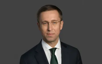 Bildungsminister der Ukraine im Anzug, der den Schulbereitschaftsplan für den 1. September 2026 mit Fokus auf Sicherheit und Lehrbücher genehmigt