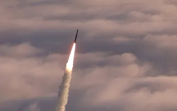 Start einer ballistischen Rakete vor bewölktem Himmel — Illustration der Bereitstellung nordkoreanischer Raketensysteme in Russland