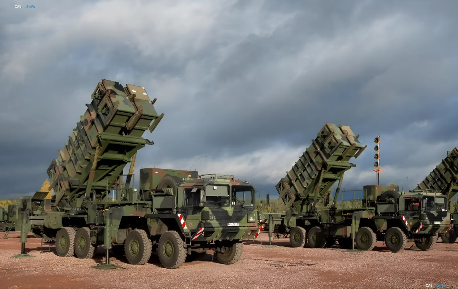 Зенитные ракетные комплексы Patriot на шасси грузовиков, развернутые на полигоне, символизирующие истощение запасов Нидерландов