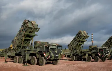 Flugabwehrraketensysteme Patriot auf LKW-Chassis, auf einem Übungsgelände aufgestellt, die die Erschöpfung der niederländischen Vorräte symbolisieren