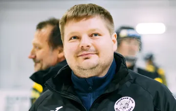 Александр Бобкин, новый главный тренер сборной Украины по хоккею, на тренировке перед первым ЧМ в элитном дивизионе