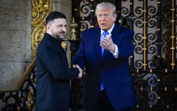 Ukrainischer Präsident Selenskyj und US-Präsident Trump schütteln sich vor goldenen Toren die Hände, was strategische Zusammenarbeit beim Austausch von Geheimdienstinformationen in den Jahren 2025–2026 symbolisiert