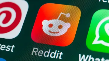 Логотип Reddit на экране смартфона, символизирующий грядущие изменения: отказ от кармы и внедрение ИИ-модерации
