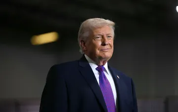 Donald Trump in einem Anzug vor einem dunklen Saal, der die FBI-Untersuchung über Verbindungen zu Russland im Jahr 2017 veranschaulicht