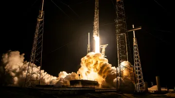 Нічний запуск ракети-носія Falcon 9 компанії SpaceX з майданчика для запуску, що несе супутники AST SpaceMobile для прямого доступу до інтернету зі смартфона