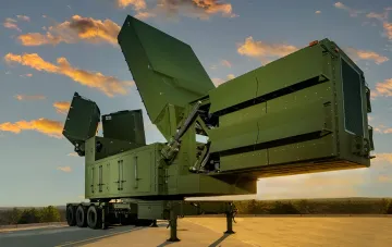 US NGCM mobile Luftverteidigungssystem zur Abwehr von Drohnen vor Sonnenuntergang