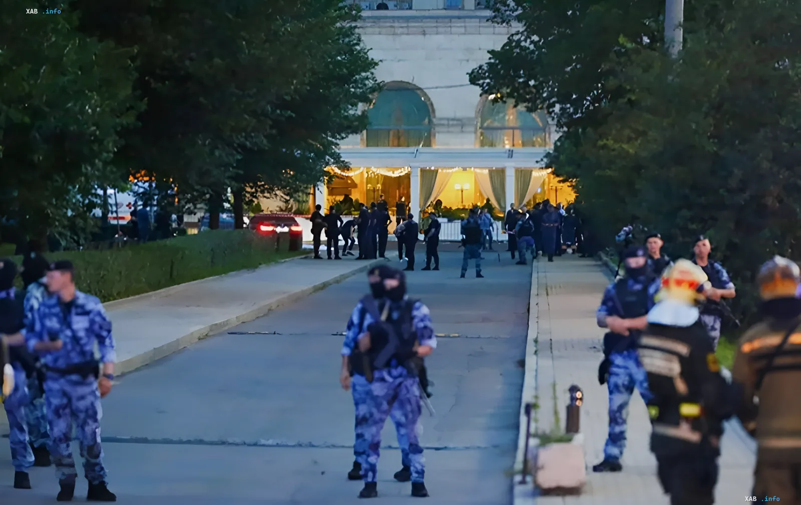 Вооруженные силовики в камуфляже охраняют ресторан Balzi Rossi после теракта, где погиб генерал Плохотнюк