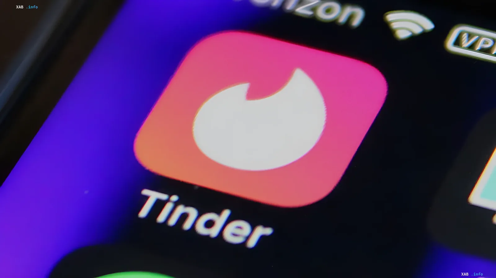 Logo der Tinder-App auf einem Smartphone-Bildschirm, das den Übergang von Online-Dating zu Offline-Veranstaltungen symbolisiert