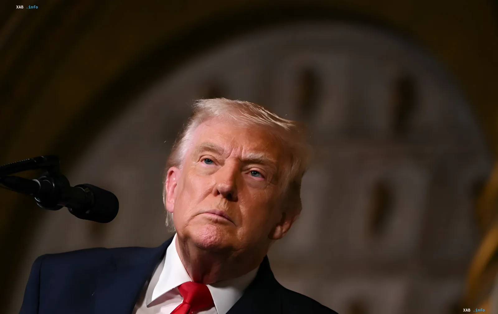 Donald Trump vor Mikrofon: bereitete massiven Schlag gegen Iran vor, aber Teheran bat um Verhandlungen