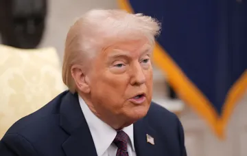 Дональд Трамп у офіційному костюмі з американським прапорцем на лацкані, виступає із заявою про наслідки для чиновників за витік інформації про дефіцит ракет