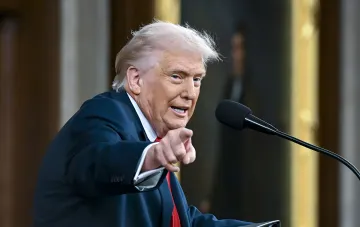 Donald Trump zeigt mit dem Finger während einer Rede, was seine neue Politik gegen 'Geburtstourismus' nach der Niederlage im Obersten Gerichtshof illustriert